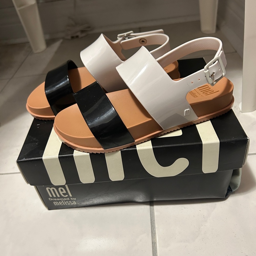 *BRAND NEW* Girls Size USA 1 - Mel (Melissa)Sandal. Colour:Black/White/Brown
